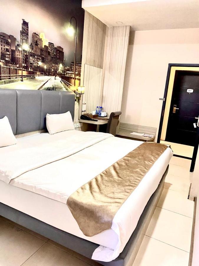Os Hotel Tanjung Uncang Sagulung Kültér fotó