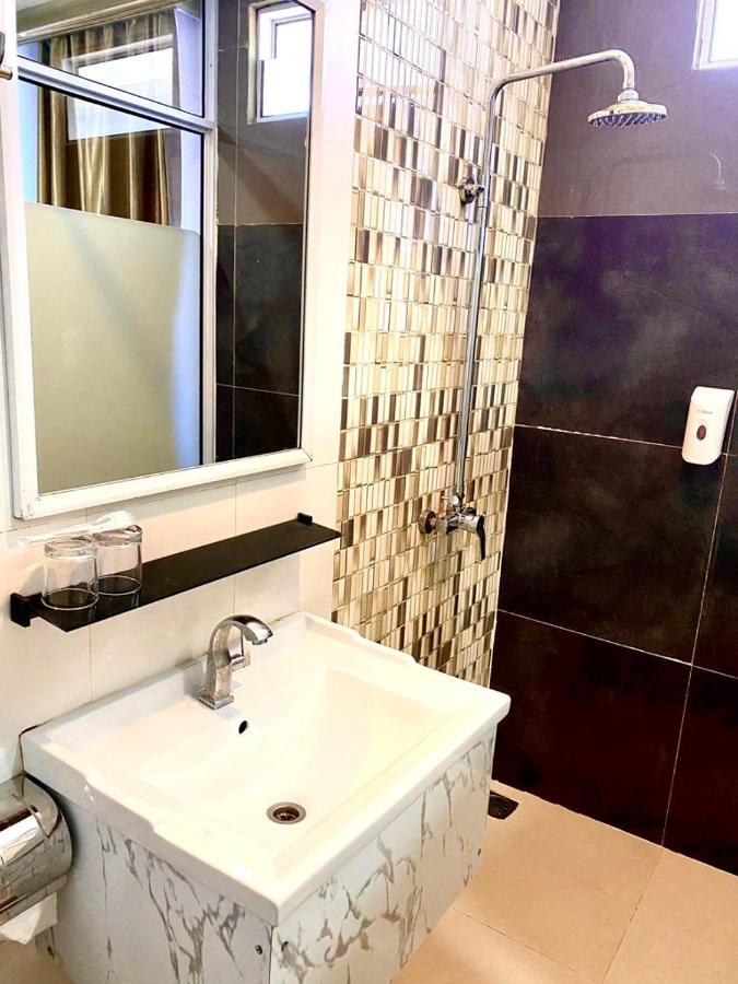 Os Hotel Tanjung Uncang Sagulung Kültér fotó